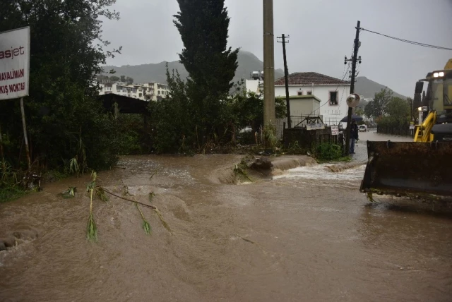 Bodrum'da Sel Baskını: Araçlar Bile Sürüklendi