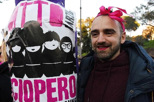 İtalya'da 'Kadınsız Bir Gün' Eylemine Erkeklerden Pembe Peruklu Destek