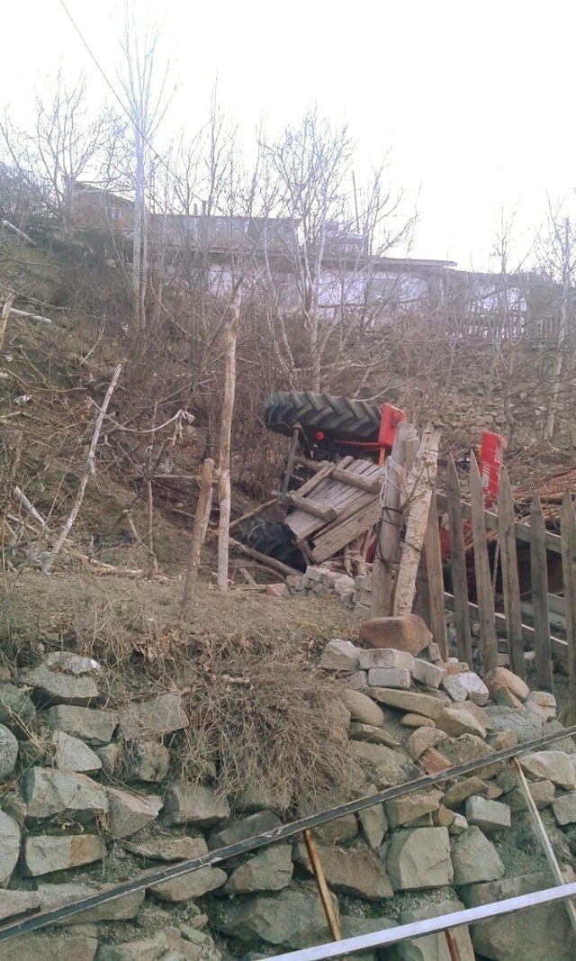Kontrolden Çıkan Traktör, 30 Metre Yükseklikten Evin Çatısına Düştü