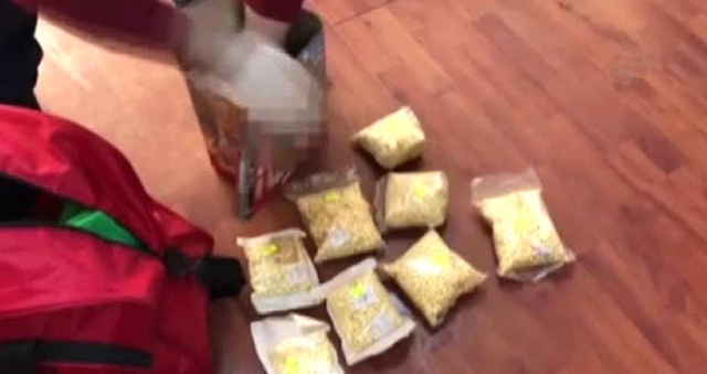 2 Suriyelinin Çantasındaki Bisküvi Kutusundan Uyuşturucu Çıktı