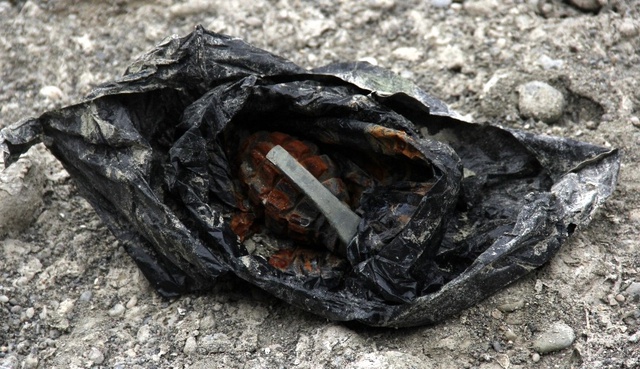 Adana'da Sular Çekilince Nehirden El Bombası Çıktı