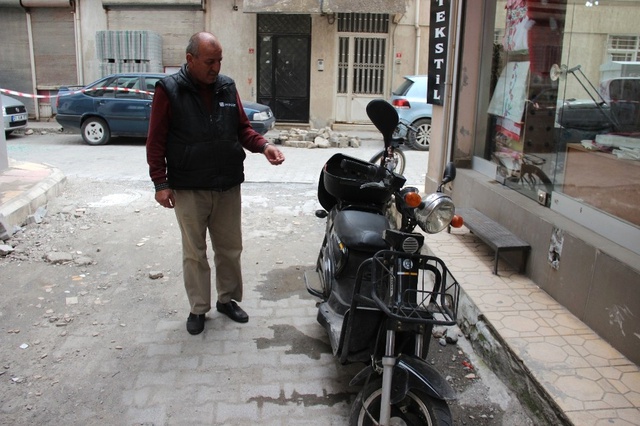 Binadan Düşen Cam Balkon, Motosikletli Genci Ağır Yaraladı