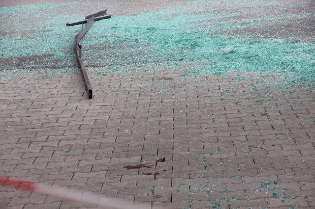 Binadan Düşen Cam Balkon, Motosikletli Genci Ağır Yaraladı