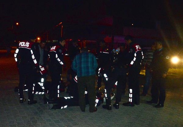 Aracını Yunus Ekiplerinin Üzerine Süren Şüpheli 2 Polisi Yaraladı