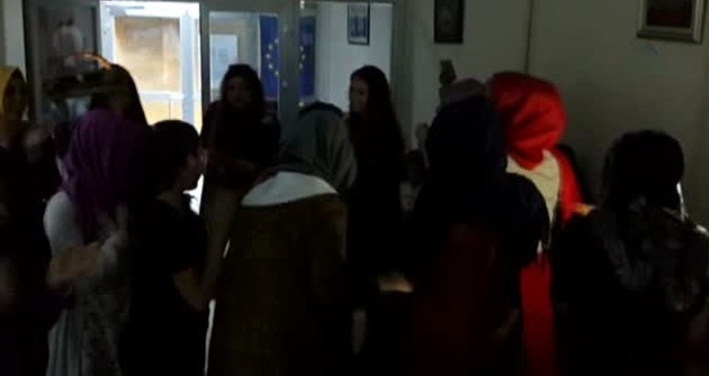Eşiyle Kaçarak Evlenen Kadına Yıllar Sonra Arkadaşları Düğün Yaptı