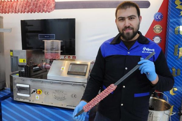 Ne de Olsa Antepli! 8 Saniyede Kıymayı Şişe Desenli Saplayan Makine Üretti
