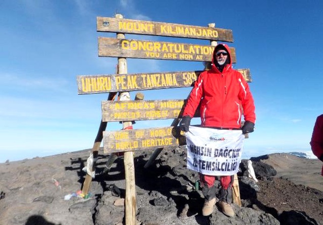 55 Yaşındaki Dağcı, Kilimanjaro Dağı'nın Zirvesine Çıkmayı Başardı
