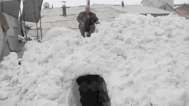 Muşlu Aile, 'Kar Tüneli'nden Geçerek Evlerine Girip Çıkmaya Başladı