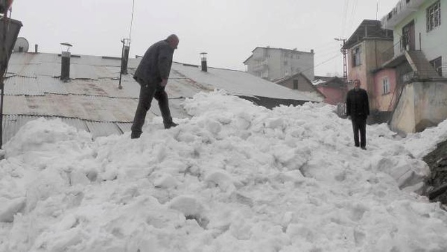 Muşlu Aile, 'Kar Tüneli'nden Geçerek Evlerine Girip Çıkmaya Başladı