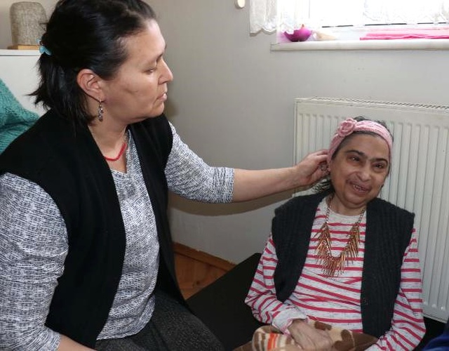 Eşinin Engelli 2 Kardeşine Bakan Kadın, Herkesin Takdirini Kazandı