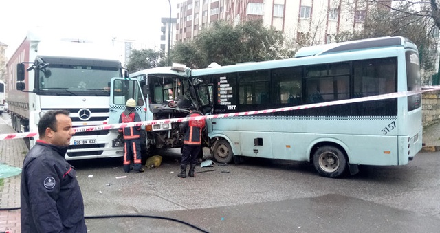 Kartal'da İki Yolcu Minibüsü Kafa Kafaya Çarpıştı: 7 Yaralı