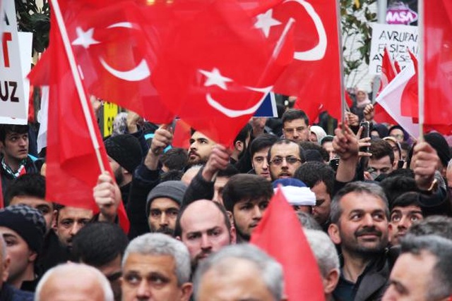 Sakarya'da 2 Bin Kişi Hollanda'ya Tepki İçin Yürüdü