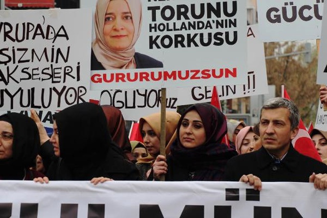 Sakarya'da 2 Bin Kişi Hollanda'ya Tepki İçin Yürüdü