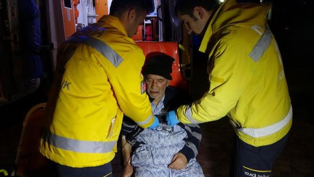Yaşlı Adam Dengesini Kaybedip 9'uncu Kattan Alt Kattaki Balkona Düştü