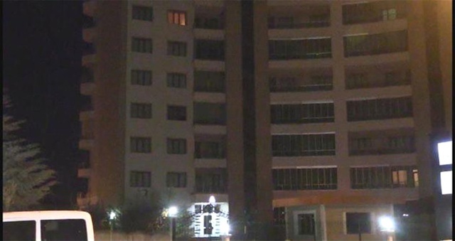 Yaşlı Adam Dengesini Kaybedip 9'uncu Kattan Alt Kattaki Balkona Düştü