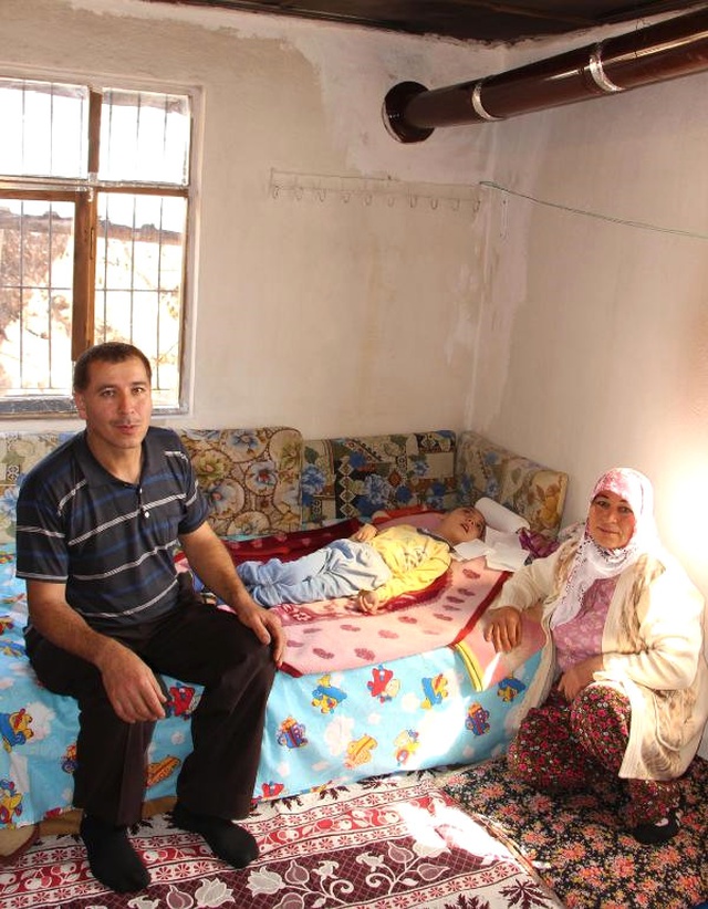 Yatalak Oğlunun Tedavi Parasını Alıp Evden Kaçtı