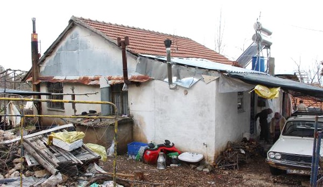 Yatalak Oğlunun Tedavi Parasını Alıp Evden Kaçtı