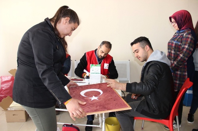 Üniversite Öğrencileri, Kanlarıyla Türk Bayrağı Oluşturdu