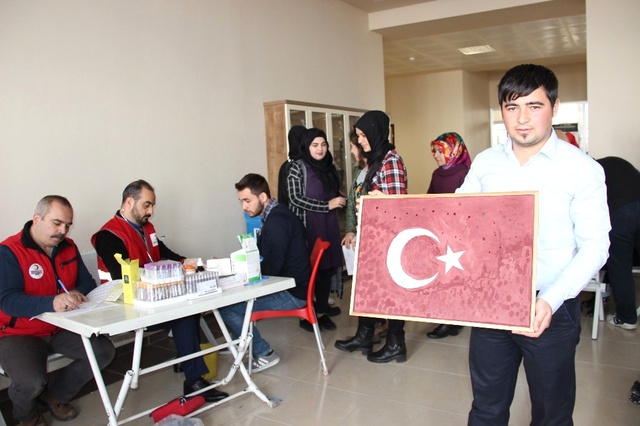 Üniversite Öğrencileri, Kanlarıyla Türk Bayrağı Oluşturdu