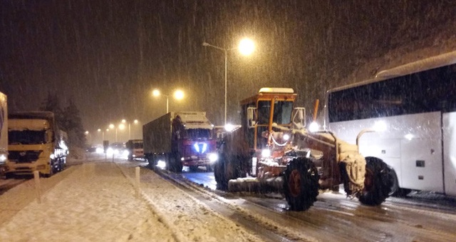 Çorum-Samsun Karayolu Kar Yağışı Nedeniyle Trafiğe Kapandı