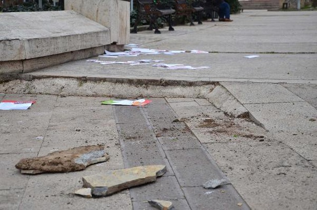Referandum İçin 'Hayır' Standına Kaldırım Taşıyla Saldırdılar