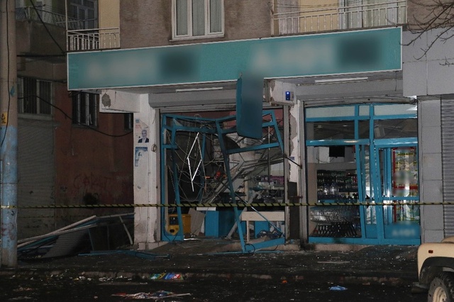 Diyarbakır'da Yüzleri Maskeli Şahıslar Markete Patlayıcı Attı