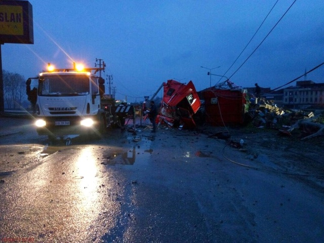 Elektrik Direğine Çarpan TIR, Vatandaşları Elektriksiz Bıraktı