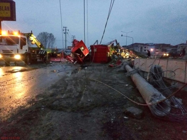 Elektrik Direğine Çarpan TIR, Vatandaşları Elektriksiz Bıraktı