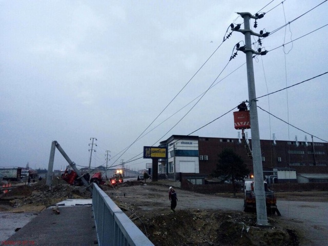 Elektrik Direğine Çarpan TIR, Vatandaşları Elektriksiz Bıraktı