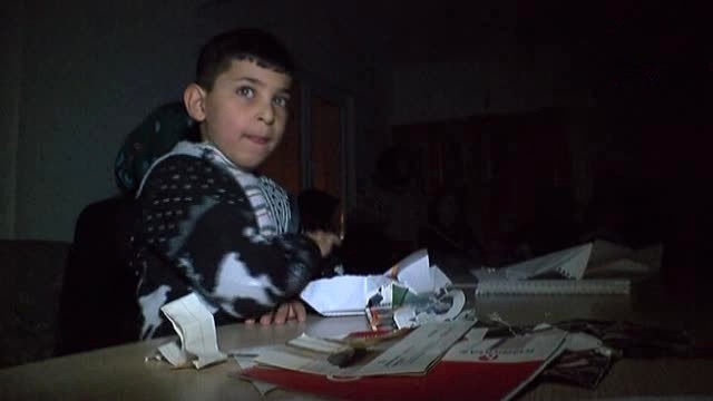 Müteahidin Birikmiş Borcu Elektriği Kesti: 25 Aile Sığınakta Isınıyor