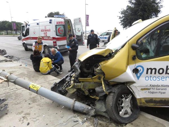 Dolmuşun Lastiği Patlayınca Aydınlatma Direğine Çarptı: 3 Yaralı