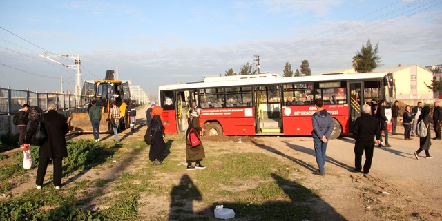 Kadın Şoför Yolu Şaşırınca Otobüsü Çamura Sapladı