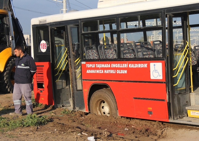 Kadın Şoför Yolu Şaşırınca Otobüsü Çamura Sapladı