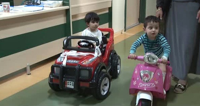 Vücutları Yanan Çocuklar, Acılarını Akülü Arabayla Unutuyor