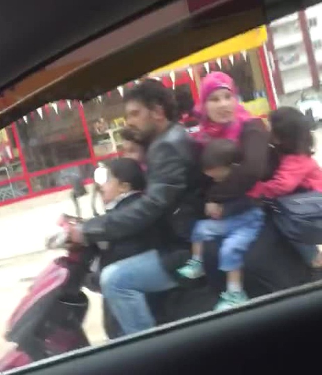 2 Kişilik Elektrikli Bisiklete 6 Kişi Binen Aileyi Görenler Şaşkına Döndü