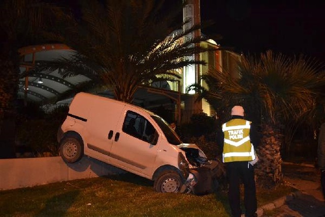 Alkollü Sürücünün Kullandığı Araç Cami Duvarına Çarptı