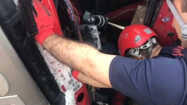 Devrilen Beton Mikserinin Sürücüsü, Bir Saatlik Operasyonla Kurtarıldı