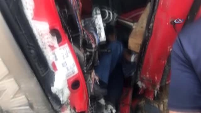 Devrilen Beton Mikserinin Sürücüsü, Bir Saatlik Operasyonla Kurtarıldı