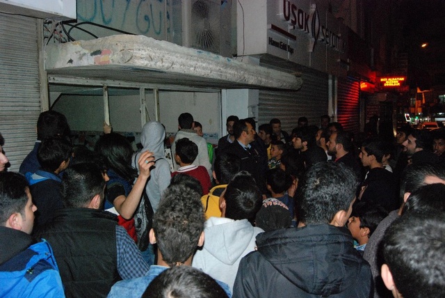 Karısından Ayrıldığı İçin İntihara Kalkışan Adamı Polis İkna Etti