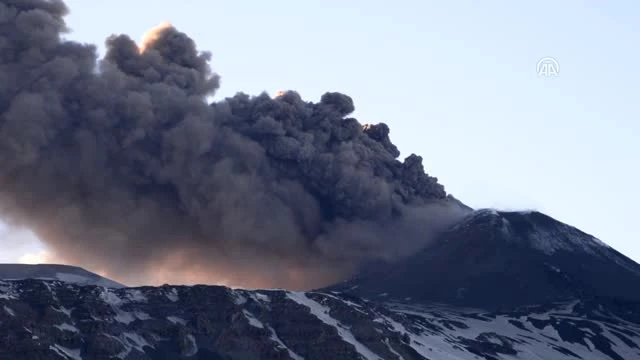 İtalya'da <a class='keyword-sd' href='/etna-yanardagi/' title='Etna Yanardağı'>Etna Yanardağı</a>'nda Yeni Patlama Meydana Geldi: 10 Yaralı
