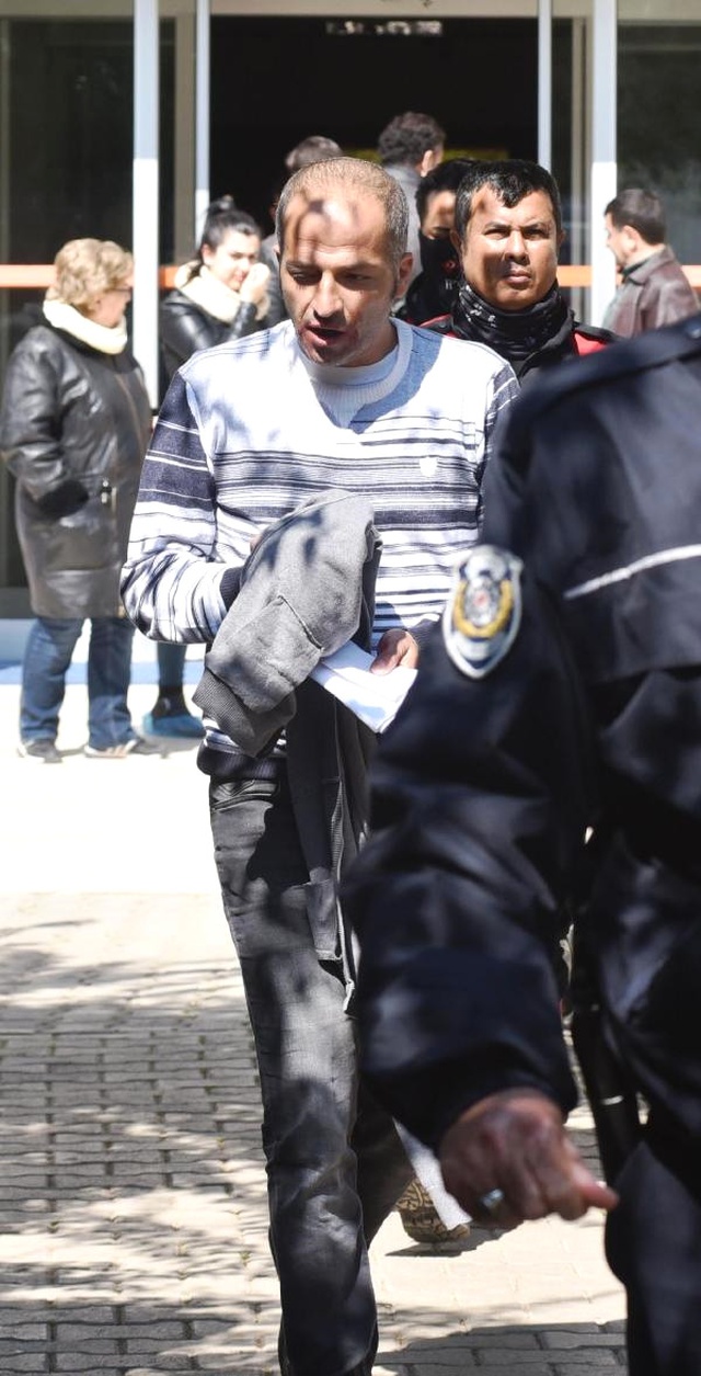 Dişlerini Tedavi Ettiremeyen Adam, Hastane Bahçesinde Kendini Kesti