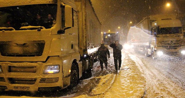 Bolu Dağı'nda Kar Kazalara Yol Açtı, Ulaşım Felç Oldu