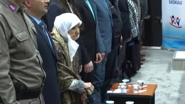 90 Yaşındaki Meryem Nine Sahneye Çıktı, Çanakkale Türküsünü Söyledi