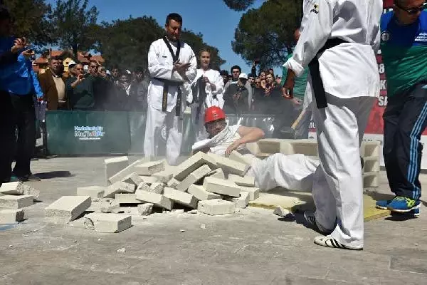 Rekor Denemesinde Vücudunda 17 Beton Bloğu Kırdırdı