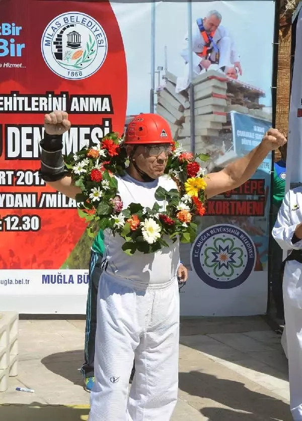 Rekor Denemesinde Vücudunda 17 Beton Bloğu Kırdırdı