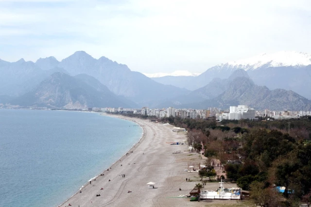 Antalya'da Güneşi Fırsat Bilen Vatandaşlar Denize Girdi