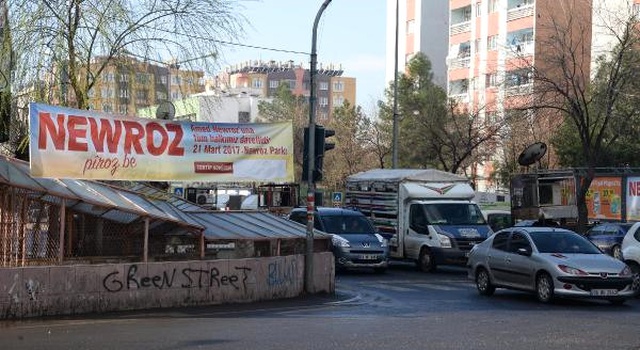 Diyarbakır Valiliği'nden Nevruz Pankart ve Afişlerine DTK Ayarı