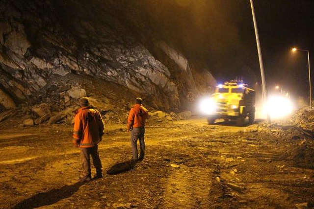 Hakkari'de Yola Düşen Dev Kayalar, Yolu Trafiğe Kapattı