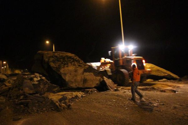 Hakkari'de Yola Düşen Dev Kayalar, Yolu Trafiğe Kapattı