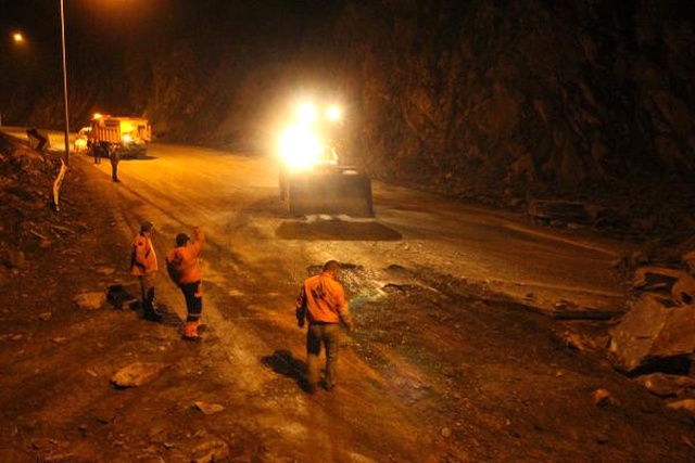 Hakkari'de Yola Düşen Dev Kayalar, Yolu Trafiğe Kapattı